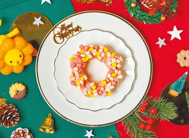Mister Donut「草莓棉花糖波堤」可愛外型適合作為耶誕送禮選擇，48元。（Mister Donut提供）