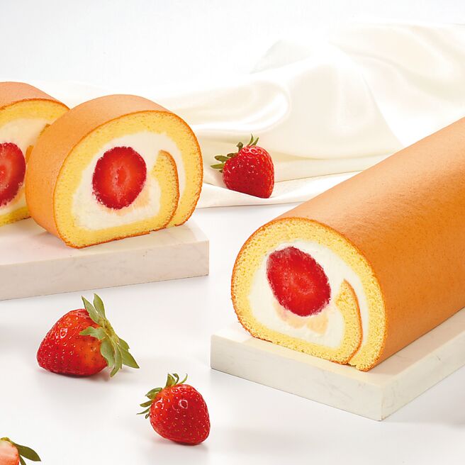 亞尼克「鮮採草莓生乳捲」甜而不膩且層次豐富，每日限300條，595元。（亞尼克提供）