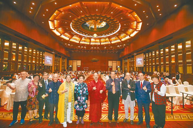 世界宗教和平论坛倡议者中华大道国际联合会理事长蔡八来（左八）及附议者中华国际嘎檔巴佛教总会总会长慧吉祥大活佛（左七）与前副总统吕秀莲（左六）及与谈人合影留念。（邓博仁摄）