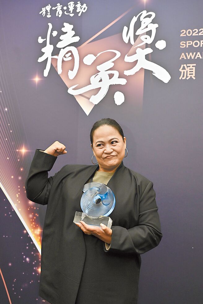 「柔道男神」杨勇纬蝉联运动精英奖最佳男运动员奖，由母亲杨秀凤代表出席颁奖典礼，还做出逗趣动作。（体育署提供）