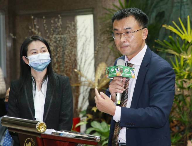 针对外界质疑食品遭陆封杀却无所作为，农委会主委陈吉仲(右)9日晚间PO文高分贝反击。(图／赵双杰摄)