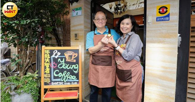 北市大安区巷弄里一间不起眼的咖啡馆，店员热情的招揽客人上门，其实店员除社工和照顾者外，全是「年轻型失智症」患者。（图／方万民摄）