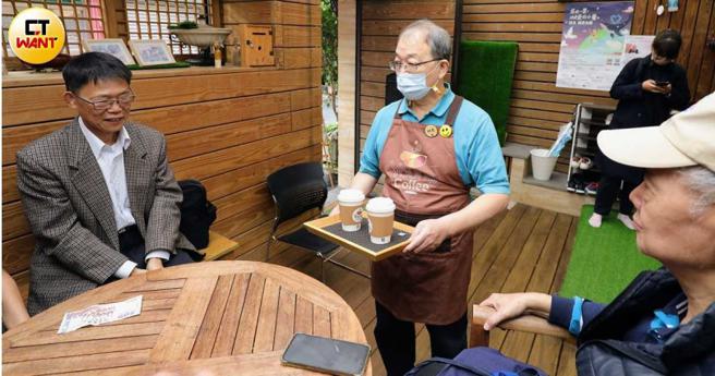 66岁的邱大哥在52岁那年因心肌梗塞倒下，捡回一命后却确诊失智症，成为咖啡馆的「元老级人物」，主要负责外场送餐作业。（图／方万民摄）