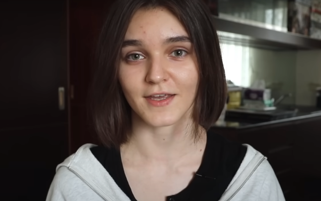 来自挪威的Sienna表示，本在大陆成都念大学，因新冠肺炎被迫飞回挪威，只能靠远端线上上课，但上课时间常常是挪威的凌晨2点，为配合时间而决定搬到亚洲。（图／翻摄自不要闹工作室YouTube）