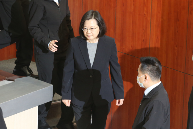 总统蔡英文(中)9日谴责中国再次以突袭方式，让台湾水产品出口到中国受到阻碍。（资料照,杜宜谙摄）