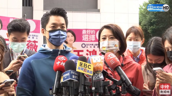 台北市长当选人蒋万安（左）11日与北市第3选区立委补选参选人王鸿薇合体，一同赴滨江市场扫街。（图／截自中时新闻网YT）