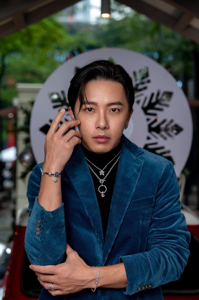 坤达以多层次迭戴的方式演绎PANDORA耶诞珠宝饰品。（PANDORA提供）
