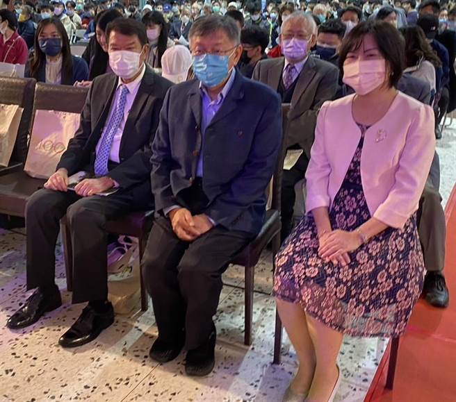 柯文哲上午回母校参加百年校庆时打趣的表示，1天只有24小时，这3年又有疫情，台北市政又很复杂，做得完就没力气了啦。（陈育贤摄）