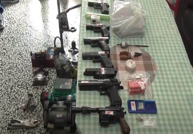 警方在黃男住家中查獲改造手槍、改造工具等證物。（翻攝照片／崔正綱高雄傳真）