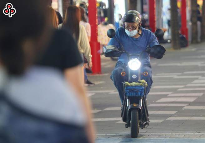 全台的微型电动二轮车将于11月30日起挂牌纳管，新车须登记申领牌照、行照并投保强制险。（示意图/报系资料照）