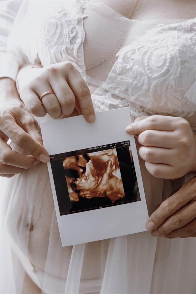 蔡允潔拍攝孕婦寫真，預告女兒「小福星」誕生，首次亮相，將獻給公益活動。（J2 Plus婚紗提供）