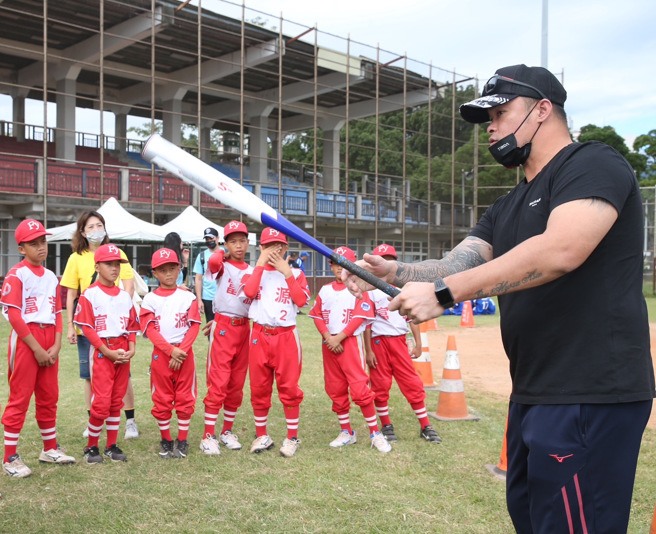 原棒协理事长林智胜到「棒球教室」指导小球员。（陈怡诚摄）