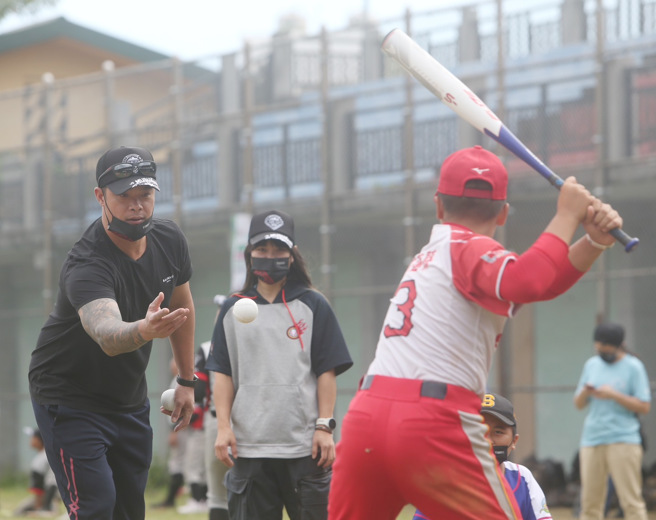 原棒协理事长林智胜到「棒球教室」指导小球员。（陈怡诚摄）