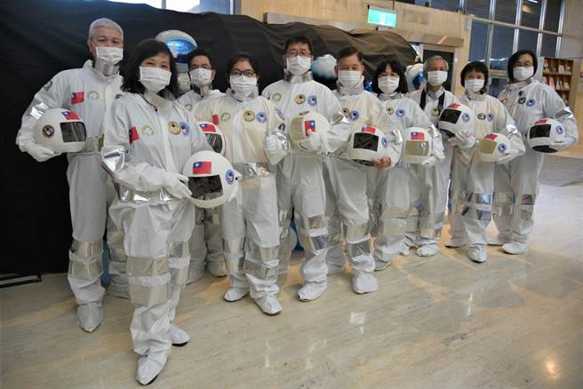 「回顾过去、展望未来」为主题，工作人员着太空装，象徵穿梭在无垠的「志工宇宙」，藉此传递彼此的「幸福讯号」。(台中市政府提供)