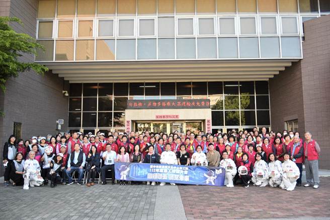 各界来宾与112年度授证志工集体大合照。(台中市政府提供)
