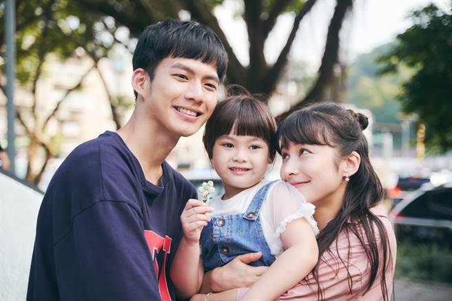 可爱小童星很喜欢戏中的爸妈吴念轩、夏胧。（卫视中文台提供）