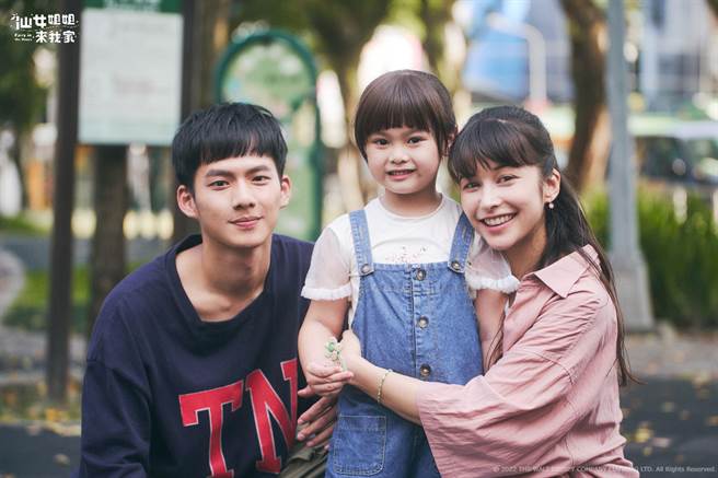 可爱小童星很喜欢戏中的爸妈吴念轩、夏胧。（卫视中文台提供）