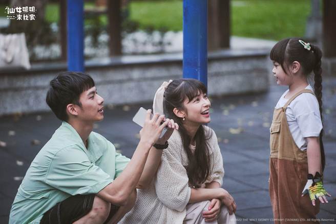 可爱小童星很喜欢戏中的爸妈吴念轩、夏胧。（卫视中文台提供）