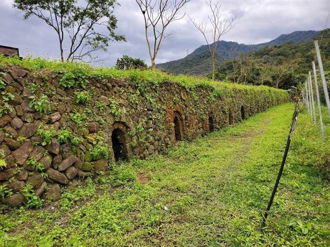 新北市农业局推动农村再生培根计画，双溪区长源社区也以低碳乐活的愿景打造「柑脚养生事务所」，成为辖内第18个农村再生社区，设置一系列矿工歷史、煤窑遗迹的相关活动，让地方特色产业得以流传。（农业局提供）