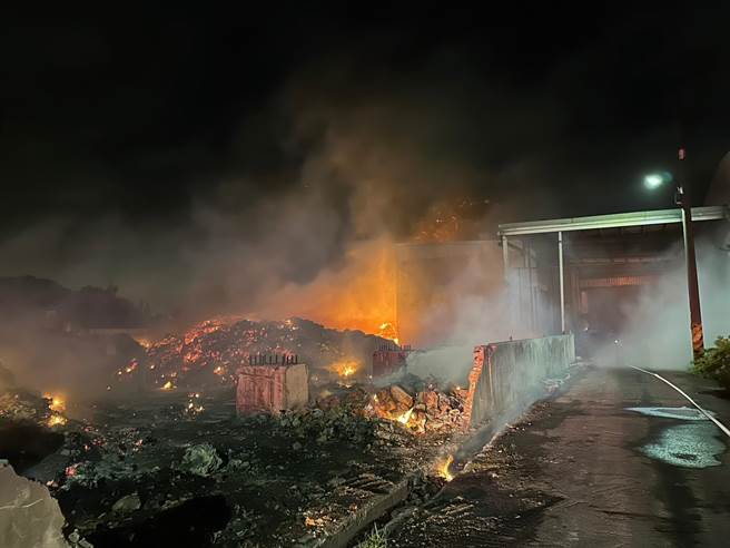 殘餘的廢紙堆今天清晨又起火。（翻攝照片／李京昇苗栗傳真）