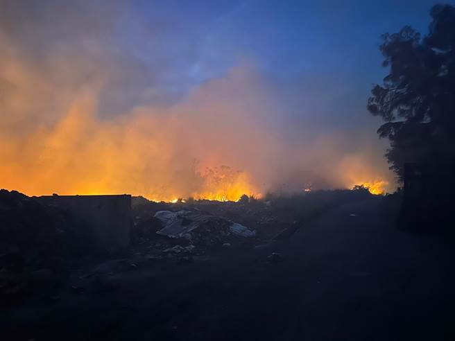 火勢猛烈，消防人員花了5小時才撲滅。（翻攝照片／李京昇苗栗傳真）