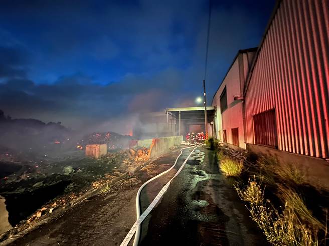 消防人員布水線灌救。（翻攝照片／李京昇苗栗傳真）
