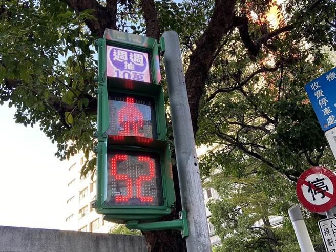 台中市政府交通局运用行人倒数计时显示器，在萤幕设计动态影片，宣导台中购物节活动。（交通局提供／张亦惠台中传真）