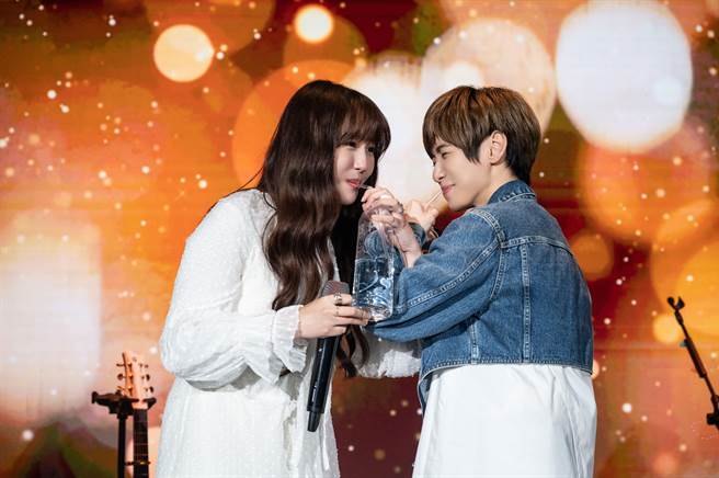 小魏（右）与琳谊被拱喝同一瓶水。(相映国际提供)