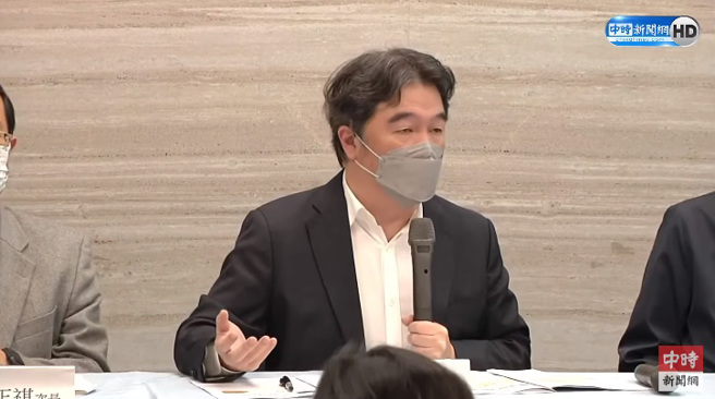 衛福部次長王必勝為了滅火，趕緊視察食藥署做做樣子，希望打破外界慢半拍的質疑，更不忘跟著批評與中國處理事情難依常理。（圖／截自中時新聞網YT）