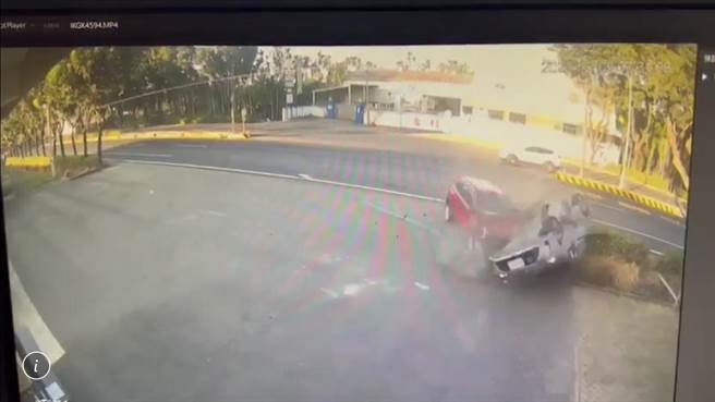 银车疑似未礼让直行车红车，2车发生交岔撞，银车瞬间翻转3圈后四轮朝天倒地，红车车头全毁，幸双方驾驶仅受轻伤、无大碍。（警方提供／谢佳潾屏东传真）