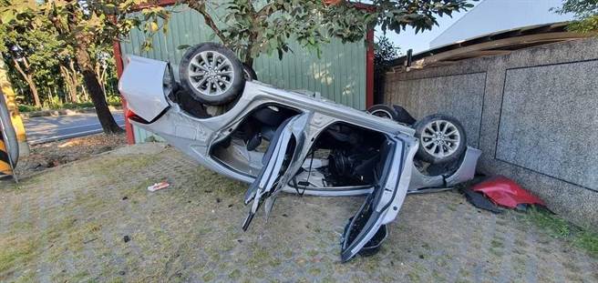 银车疑似未礼让直行车红车，2车发生交岔撞，银车瞬间翻转3圈后四轮朝天倒地，红车车头全毁，幸双方驾驶仅受轻伤、无大碍。（警方提供／谢佳潾屏东传真）