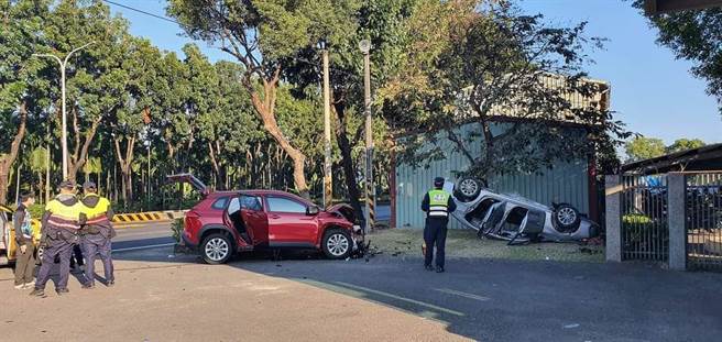 银车疑似未礼让直行车红车，2车发生交岔撞，银车瞬间翻转3圈后四轮朝天倒地，红车车头全毁，幸双方驾驶仅受轻伤、无大碍。（警方提供／谢佳潾屏东传真）