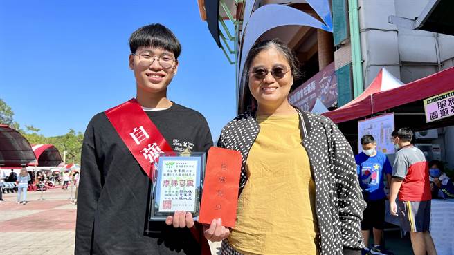 徐韦骐（左）获颁家扶自强儿少，妈妈（右）陪同出席。（张毓翎摄）