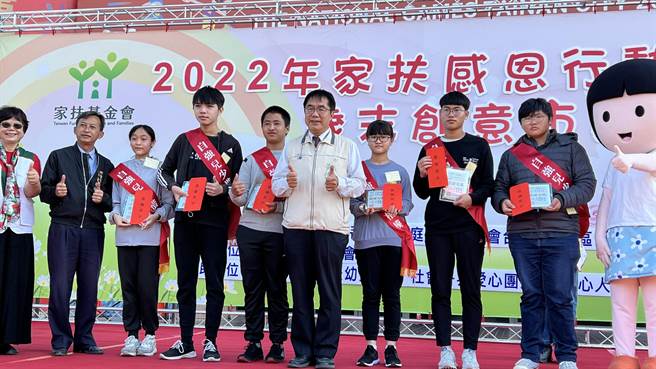 台南市长黄伟哲（中）11日表扬6名家扶自强儿少，虽处逆境中却乐观上进。（张毓翎摄）
