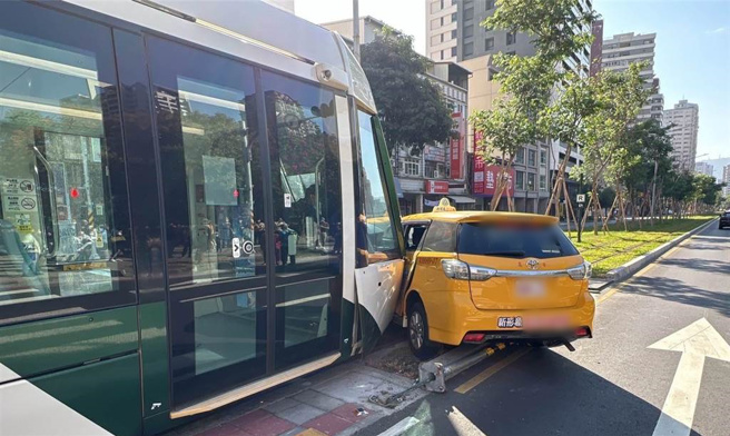 高雄轻轨今日又传车祸，轻轨与计程车擦撞，所幸双方无人受伤。（翻摄照片／崔正纲高雄传真）