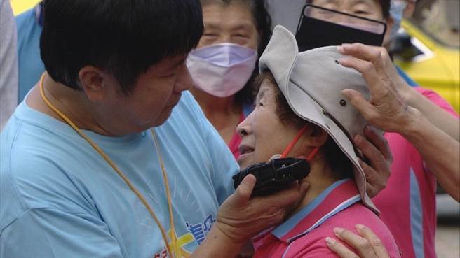 胡瓜遇到资深粉丝索吻。（民视提供）