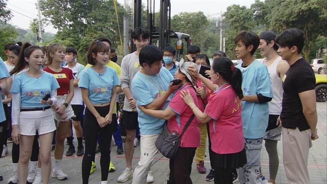 胡瓜示范如何「照顾」粉丝。（民视提供）