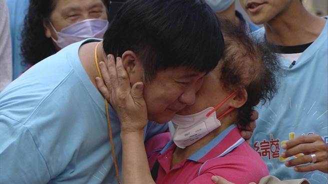 可爱的阿嬷也亲吻胡瓜。（民视提供）