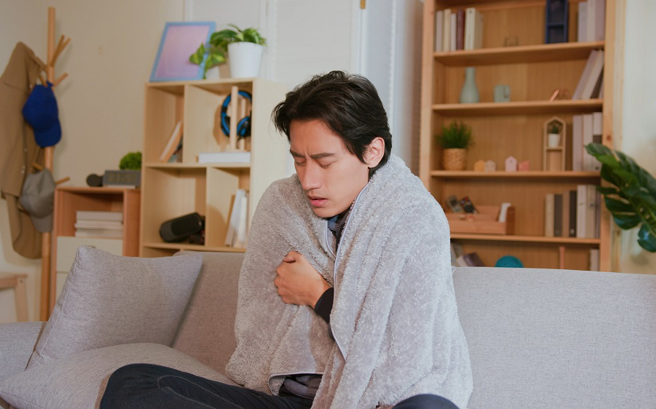 家医科医师许书华指出，气温变化容易导致中风或心肌梗塞风险上升，因此三高族或有心血管疾病的患者要注意保暖。(示意图/达志影像)
