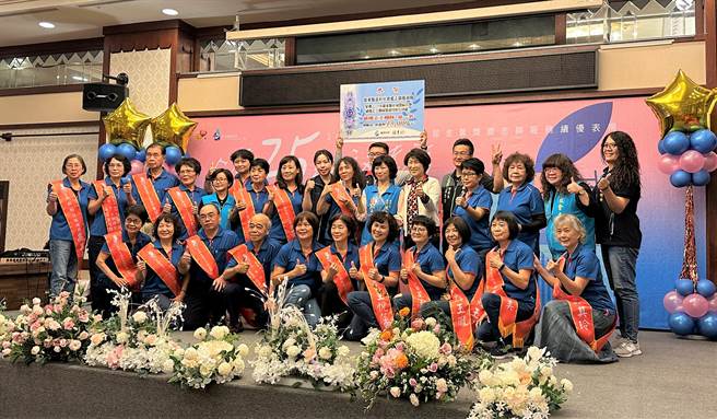 台东县政府11日举办金馨奖颁奖典礼，共181位志工、11个志工团队获奖。（蔡旻妤摄）