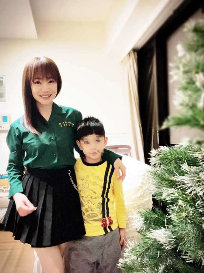 萧彤雯时隔30年重新穿起北一女制服，内心百感交集。(图/萧彤雯 FB)