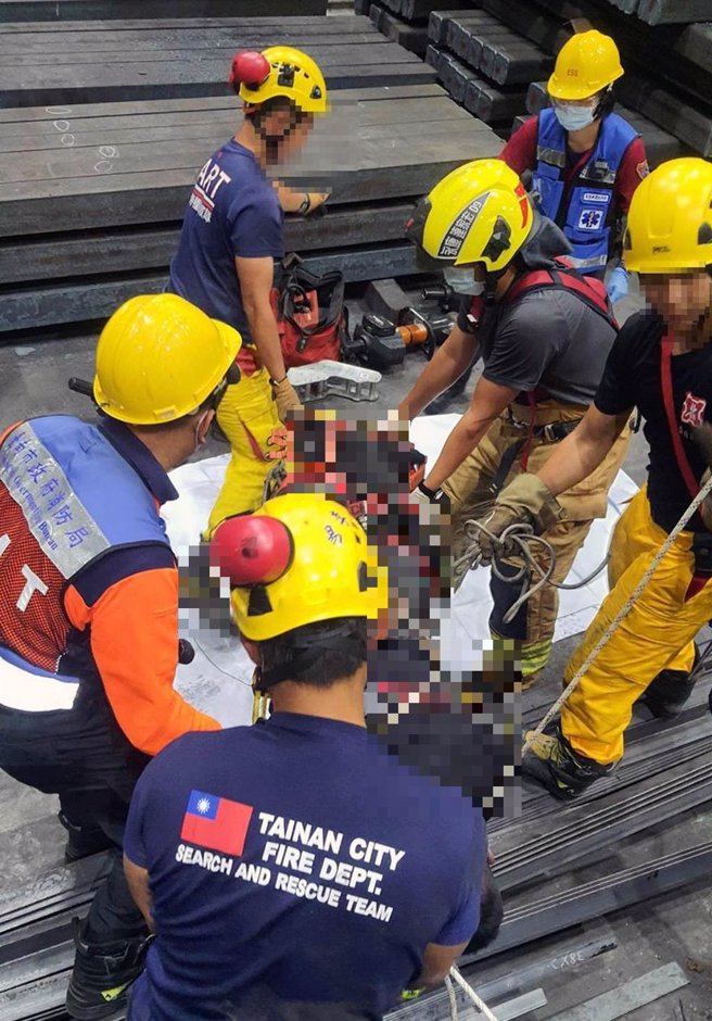 消防人员协助被大型机具夹住的移工脱困。（读者提供／洪荣志台南传真）