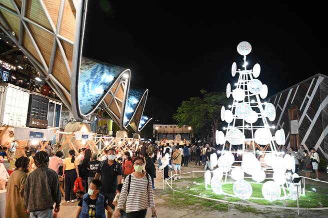 台东县在TTstyle原创馆波浪屋草地广场举办原式耶诞趴。（台东县政府提供／蔡旻妤台东传真）