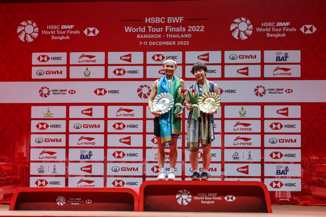 2022世界羽联年终赛女单冠军山口茜（右）、亚军戴资颖（左）。（Badminton Photo提供）
