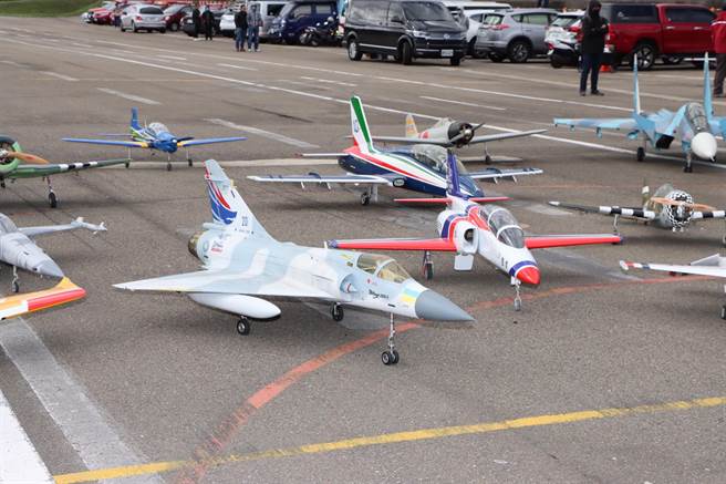 30余架模型飞机一致排开场面壮观。（李京升摄）