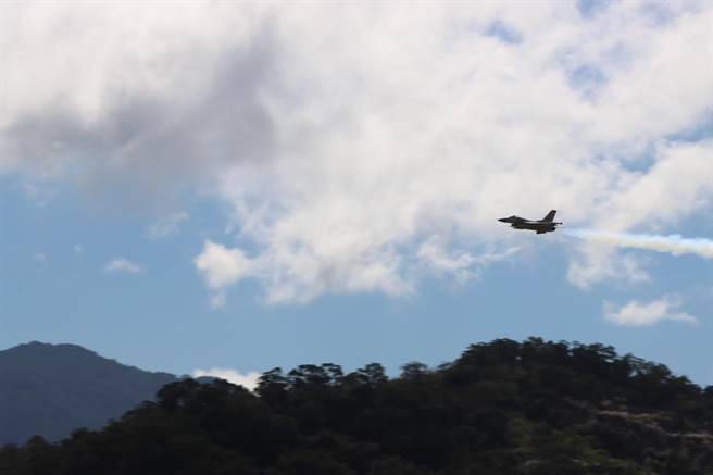 模型飞机特技秀。（李京升摄）