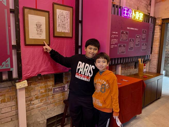 蔡宜叡（左）与弟弟蔡宜廷（右）从小就对阵头文化非常有兴趣，将神将画得唯妙唯肖，今年兄弟俩更参与官将首的表演。（吴佩蓉摄）