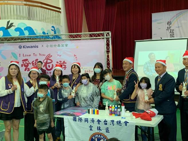 岁末送爱，云林县同济会赠送物资关心植物人家庭与弱势儿童。（创世基金会提供／张朝欣云林传真）