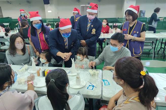 岁末送爱，云林县同济会赠送物资关心植物人家庭与弱势儿童。（创世基金会提供／张朝欣云林传真）