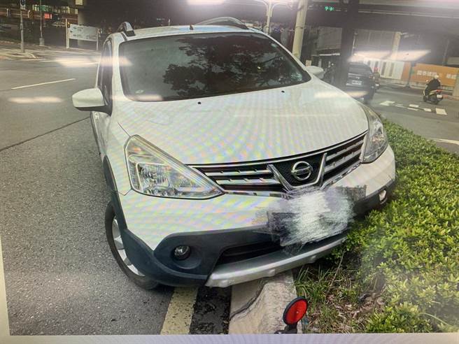 事故车辆左前轮受损。（翻摄画面）